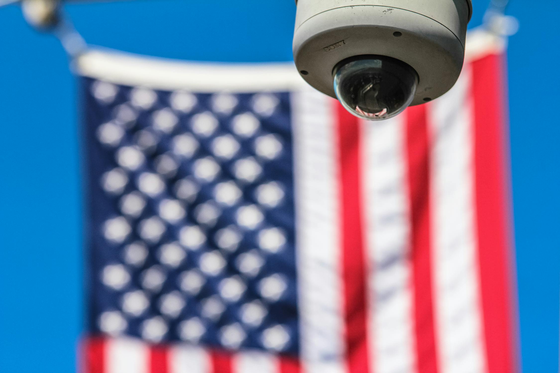 Caméra de surveillance devant un drapeau américain