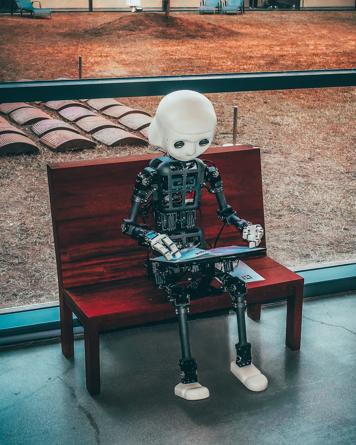 Robot humanoïde assis sur un banc