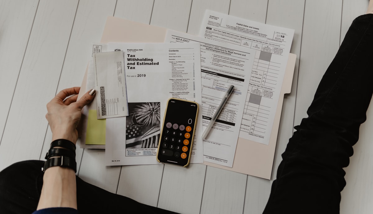 Documents juridiques et calculatrice sur un bureau