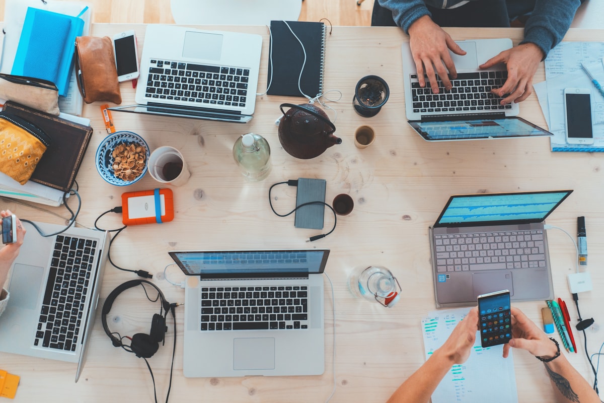Espace de travail tech avec plusieurs laptops