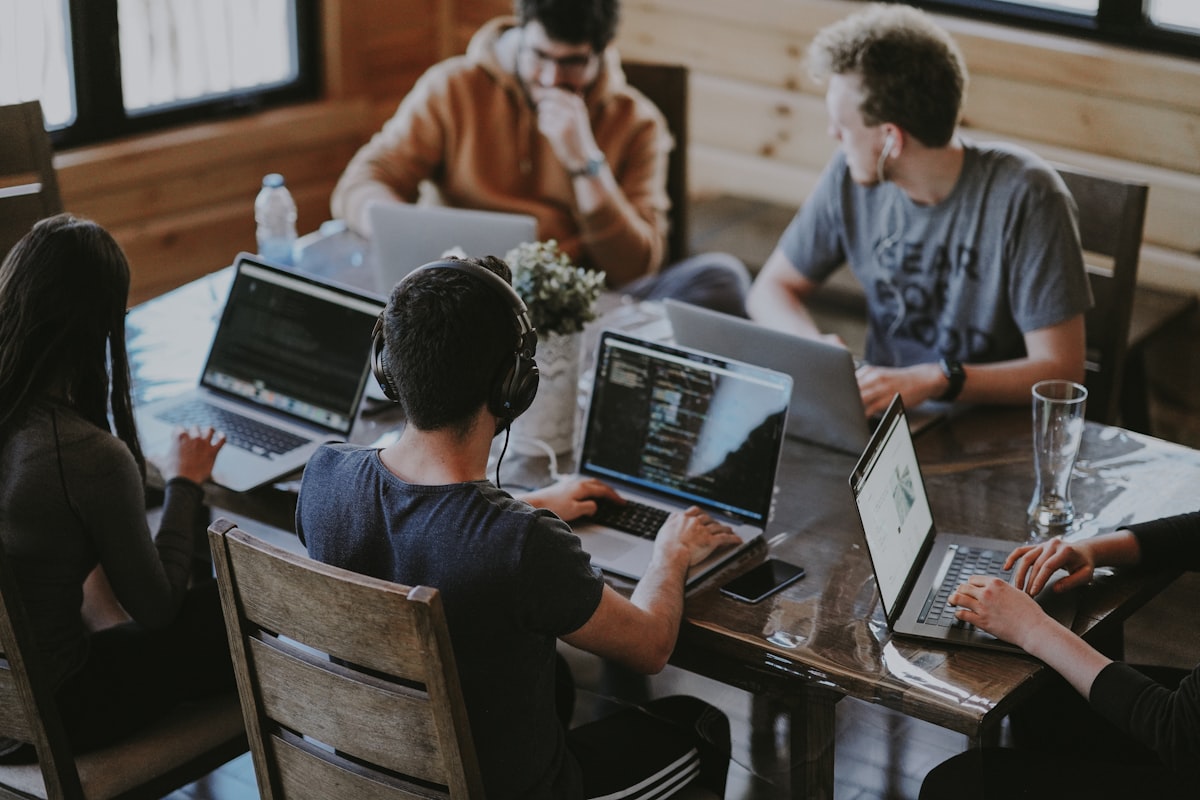 Équipe tech collaborant sur des laptops