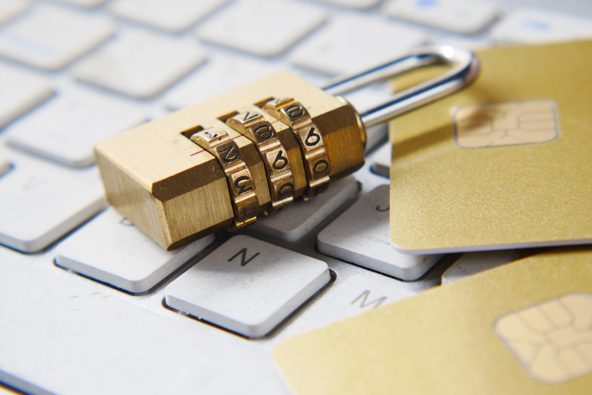 Cadenas à code sur un clavier d'ordinateur